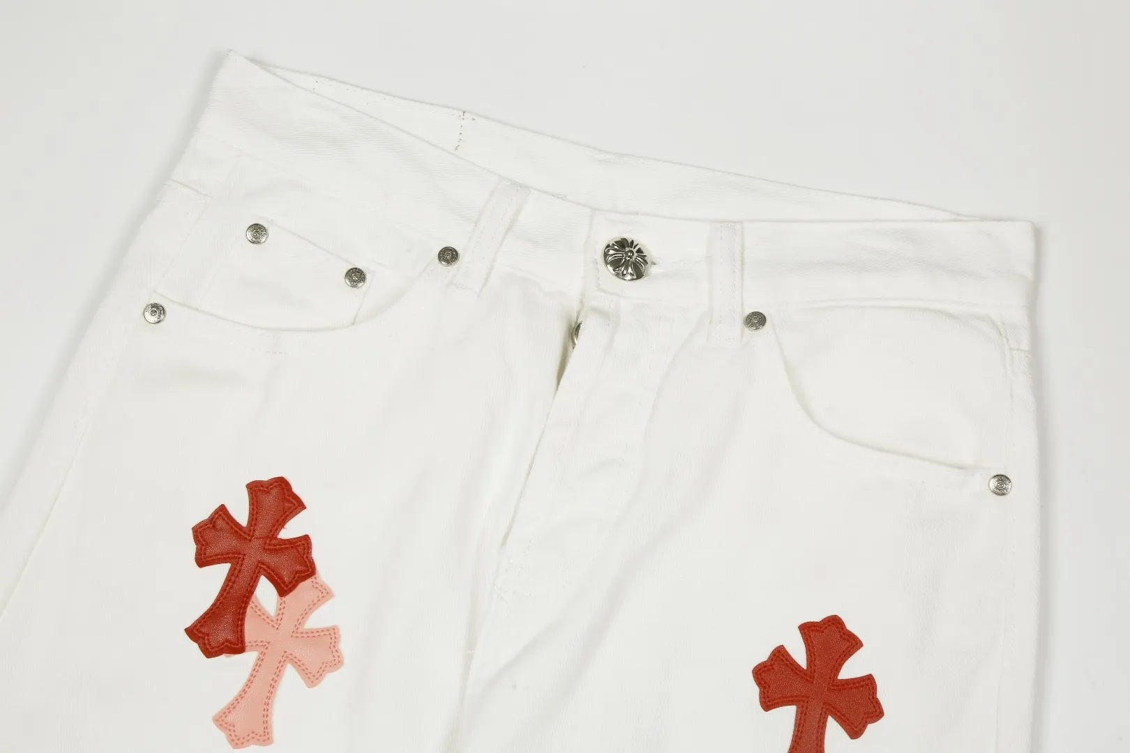 P280 - Chrome Hearts/Chrome Hearts 25ss classic white cow series colored leather cross washed color cloth unisex denim trousers - Vibe style straight stacked god-level version - carbon fine bias denim color cloth - old vintage complete set of hardware - Chrome Hearts white cow series The high version uses high-ounce customized fabrics, fermentation washing and soft color fixation, soft and thick to wear, the details are all made by hand-polished craftsmanship, all-over jacquard fabrics, unique design style After multiple processes to create a full retro feel, a niche and unique non-contrast shirt, custom-made distressed spray-painted buttons, every detail is crafted with craftsmanship. Color: Picture color Code number: 28-36